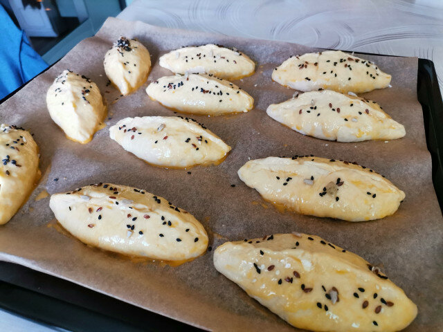 Panecillos turcos rellenos de queso (Pogaça)