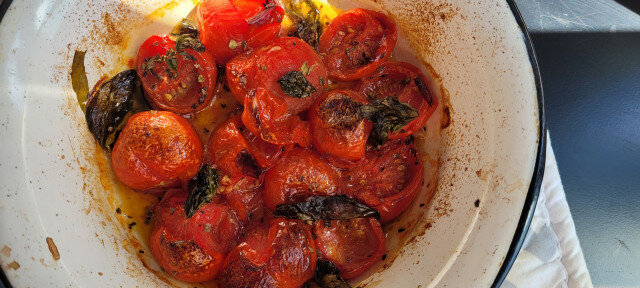 Sándwiches de burrata y tomates cherry