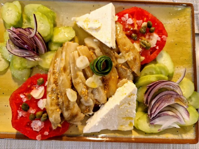 Ensalada ordenada de berenjenas y tomate