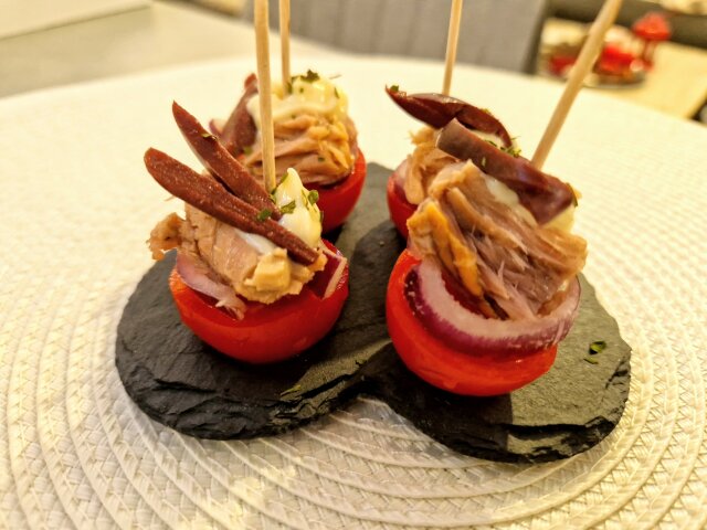 Pinchos de atún, tomates cherry y aceitunas