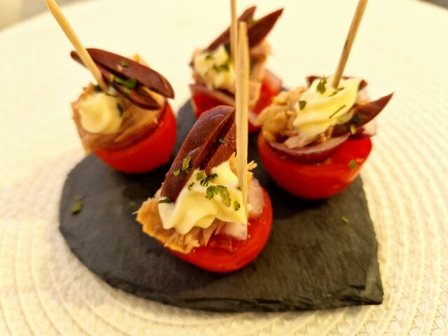 Pinchos de atún, tomates cherry y aceitunas