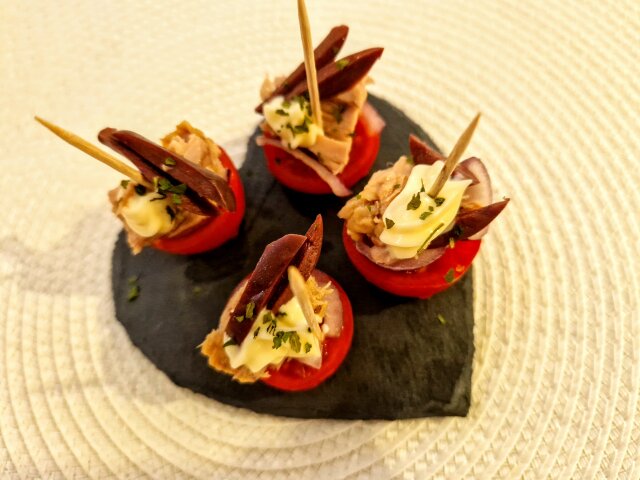 Pinchos de atún, tomates cherry y aceitunas