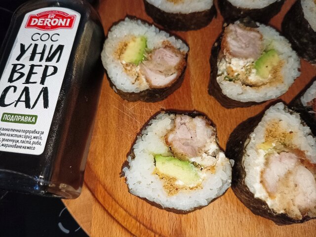 Sushi de pollo crujiente con aguacate