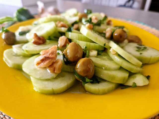 Ensalada vegana de pepino