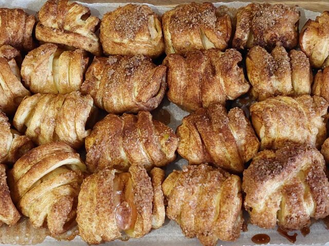 Bollitos de hojaldre con manzanas