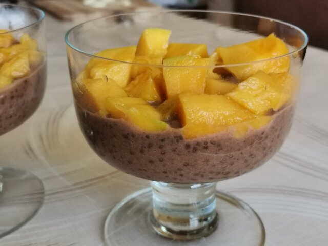 Pudín de chía con plátano y mango (receta vegana)