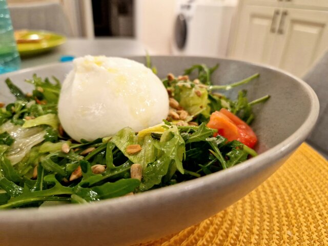 Ensalada de burrata y rúcula