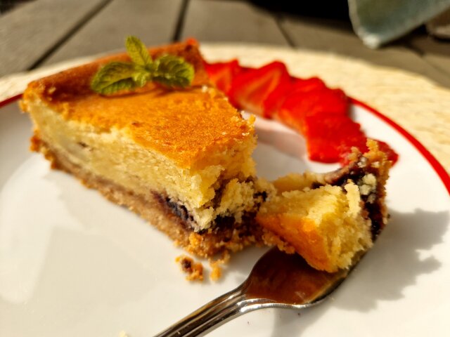 Tarta de requesón y arándanos con base de almendra