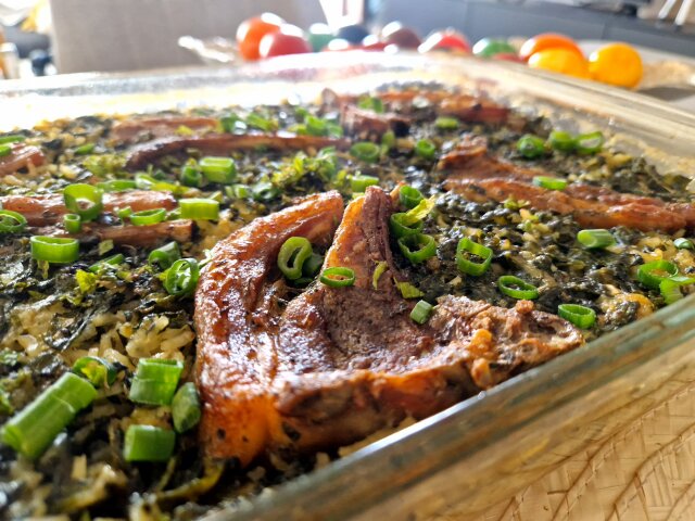 Chuletas de cordero con arroz y espinacas