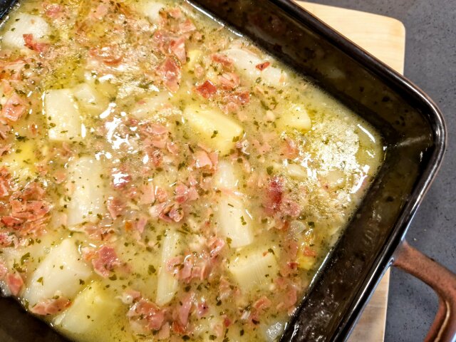 Espárragos blancos en salsa de cebolla y ajo con jamón