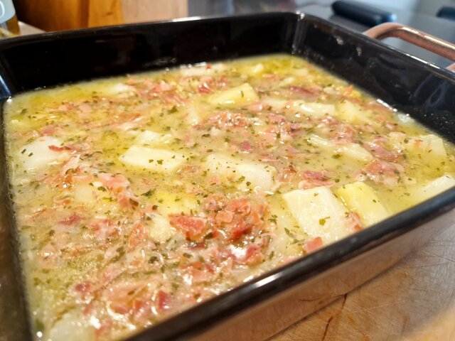 Espárragos blancos en salsa de cebolla y ajo con jamón