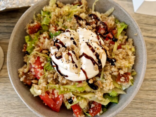 Ensalada de burrata y quinoa