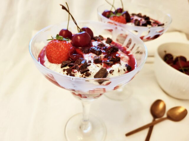 Postre de yogur con cerezas y fresas