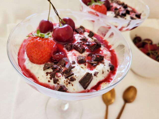Postre de yogur con cerezas y fresas