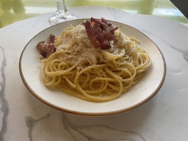 Espaguetis a la carbonara (estilo romano)