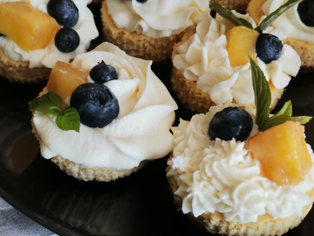 Mini tartas de queso con mango y lima