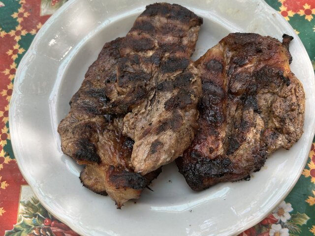 Filetes de cerdo a la parrilla en adobo de cerveza