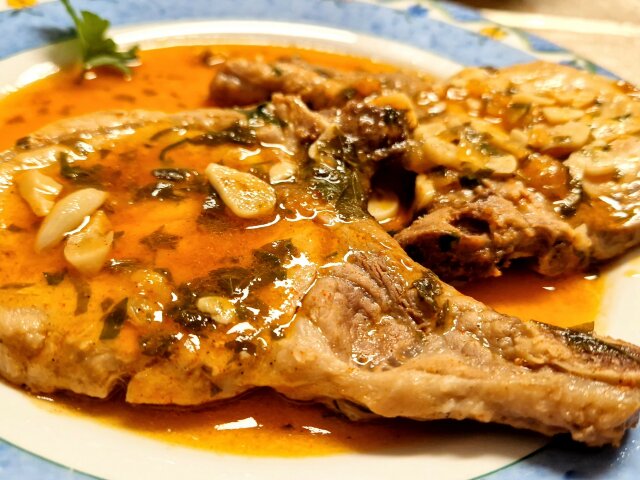 Chuletas de lomo de cerdo con ajo y vino blanco