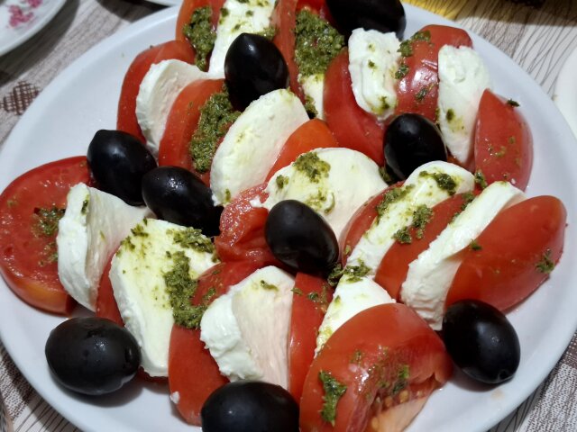 Ensalada Caprese con Aceitunas