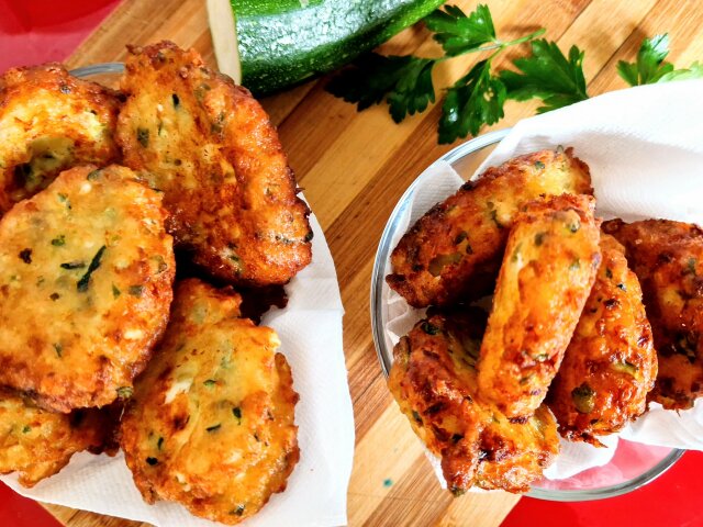 Buñuelos de calabacín y queso feta