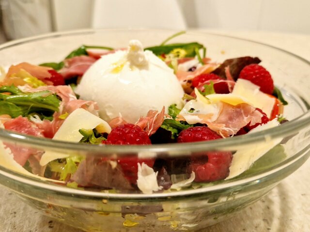 Ensalada italiana con burrata y frambuesas