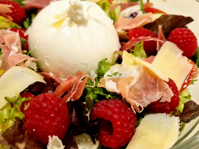 Ensalada italiana con burrata y frambuesas