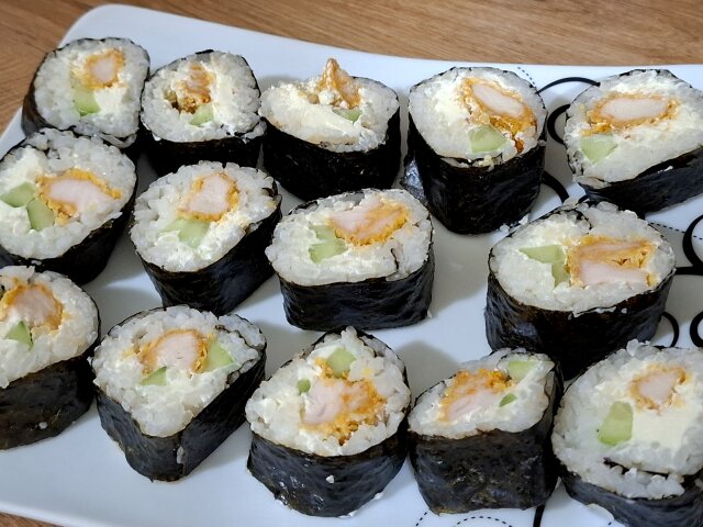 Sushi con filetes de pollo