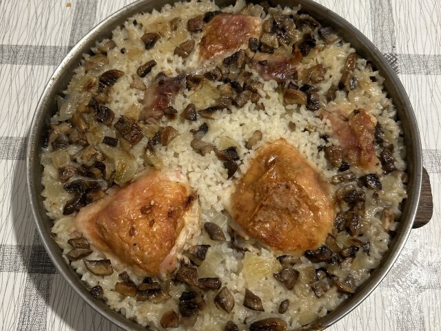 Muslos de pollo con arroz y champiñones