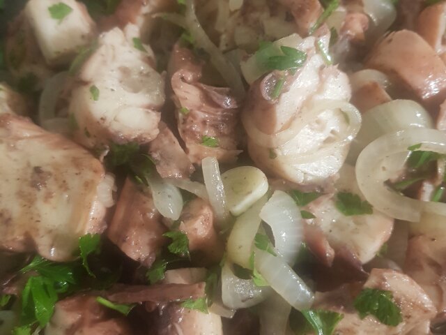 Pulpo al vino blanco con cebolla y ajo