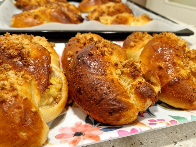 Bollos trenzados de crema con nueces