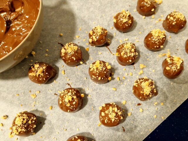 Bombones de chocolate con mazapán