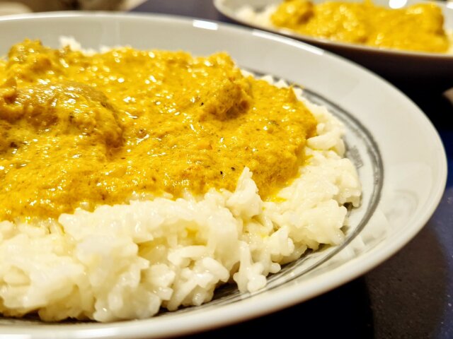 Codorniz con curry picante y arroz basmati