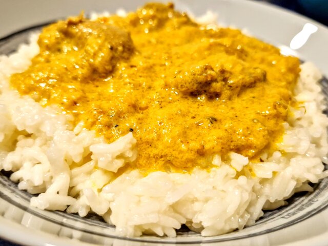 Codorniz con curry picante y arroz basmati