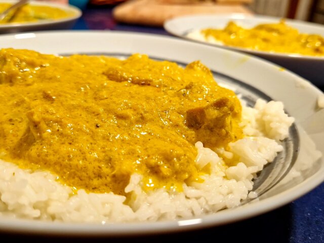 Codorniz con curry picante y arroz basmati