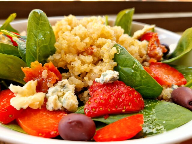 Ensalada de espinacas baby, quinoa y fresas