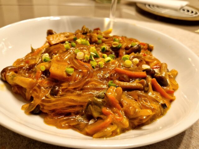 Noodles de batata con puerro y verduras