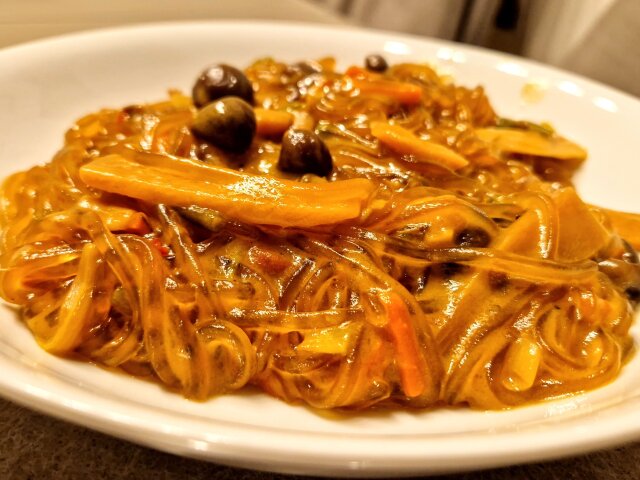 Noodles de batata con puerro y verduras