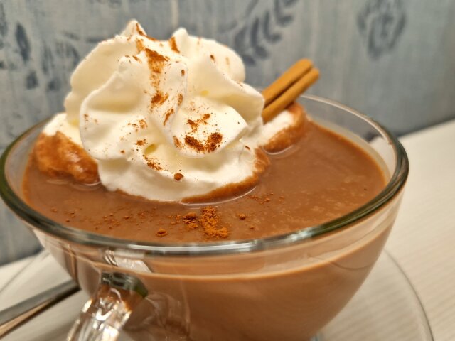 Chocolate caliente con nata y canela