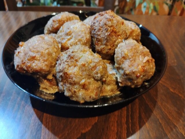 Albóndigas de carne al horno con puerros y parmesano
