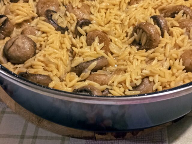 Orzo con champiñones enteros