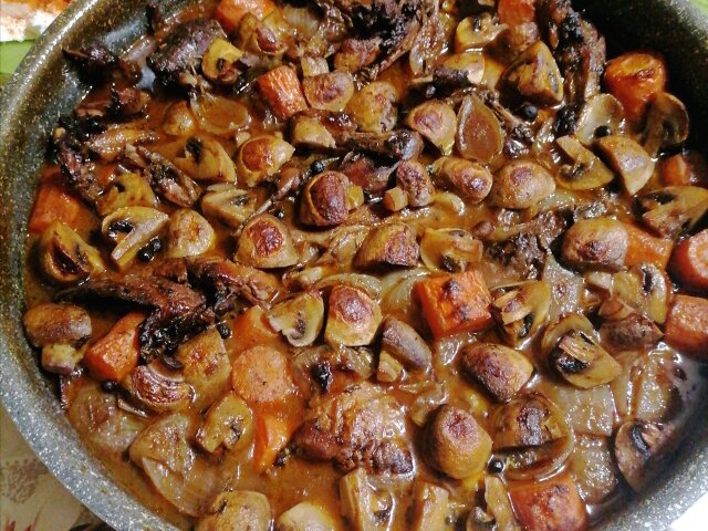 Conejo con vino blanco y verduras al horno