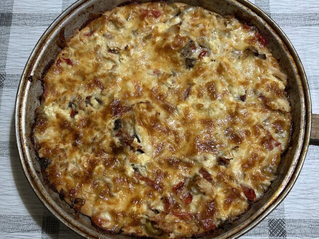 Pizza casera con queso y champiñones