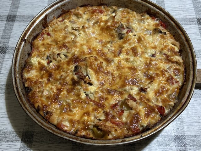 Pizza casera con queso y champiñones